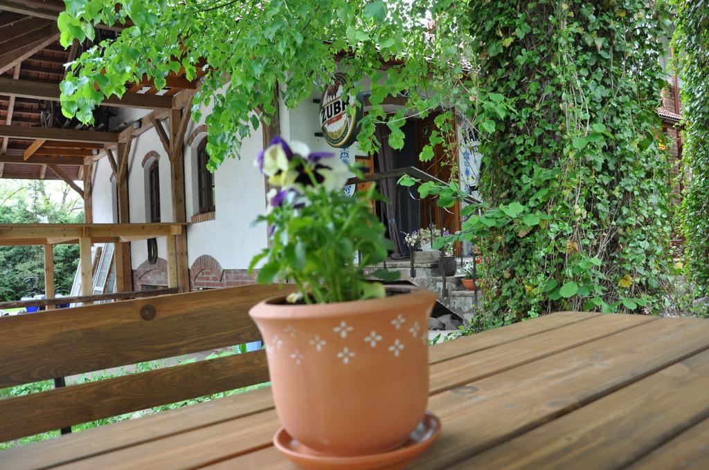 Ostoya Inn & Granary Ясенка Екстериор снимка