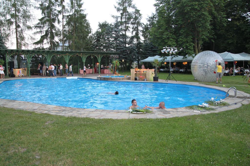 Ostoya Inn & Granary Ясенка Екстериор снимка