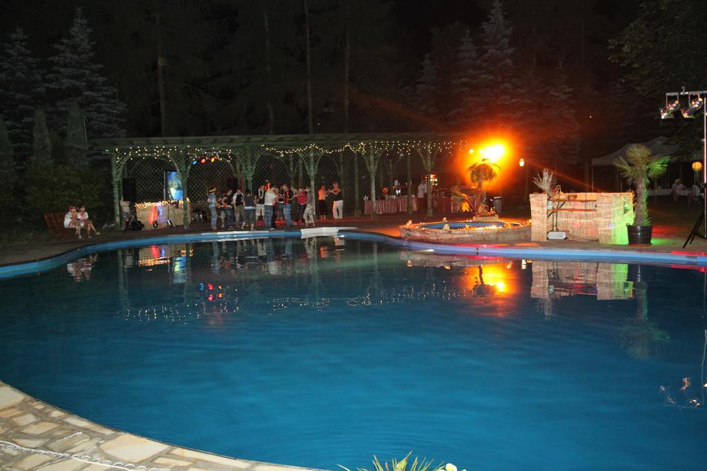 Ostoya Inn & Granary Ясенка Екстериор снимка